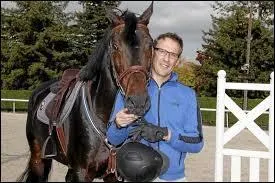 C'est un journaliste, un animateur TV et de radio... et aussi un cavalier ! Qui est-ce ?