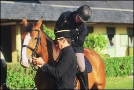 L'instructeur d'équitation est un synonyme du moniteur d'équitation.