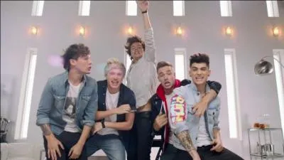 Qui boit de l'alcool dans le clip ?