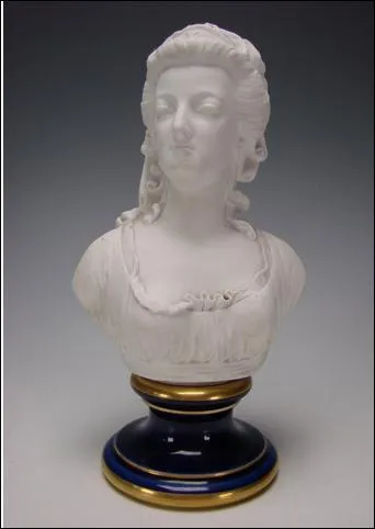 Le biscuit de Svres a un prodigieux succs. La pte de porcelaine tendre reste blanche, elle n'est pas maille. Qu'est-ce qu'un biscuit de Svres ?