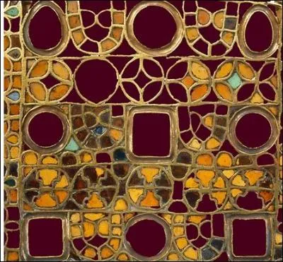 L'poque mrovingienne : Les objets de culte mrovingiens utilisent souvent une technique hrite des peuples nomades d'Iran, qui consiste  isoler par un fil d'or soud les couleurs entres elles . Comment s'appelle cette technique ?