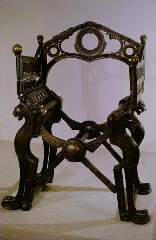 L'art carolingien : Il ne reste pratiquement plus de mobilier de cette poque. Par les manuscrits, on connat certaines formes de siges caractristiques. Quelle est cette forme ?