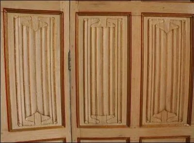 Le type de dcor le plus courant  cette poque est la fleur de lys dans un losange ainsi que :