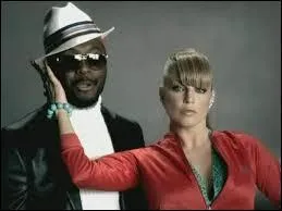 Qui peut-on voir sur une moto dans le clip  My humps  ?