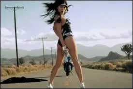 Dans quel clip peut-on voir Fergie se rveillant sur la route d'un dsert ?