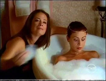 Pour quelle raison Phoebe est-elle dans une baignoire ?