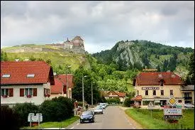 Nous traversons la commune Doubienne de La Cluse-et-Mijoux. Nous sommes donc en rgion ...
