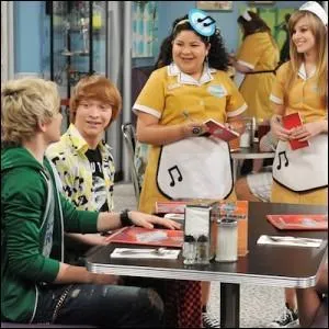 Qui se fait tout le temps renvoyer ?