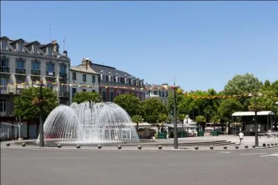 Chef-lieu depuis 1790 du dpartement des Hautes-Pyrnes en rgion Midi-Pyrnes. C'est la capitale de la Bigorre :