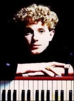 Arnold Turboust chanta cette  Mademoiselle ... .....  . Les plus jeunes ne connaissent certainement pas, alors pensez au boomerang !