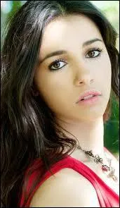 Dans quelle srie joue Naomi Scott ?