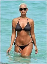 Qui est cette star en maillot de bain ?