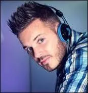 Qui est cette star en maillot de bain ?