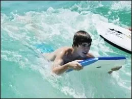 Qui est cette star en maillot de bain ?