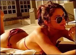 Qui est cette star en maillot de bain ?