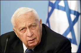 Militaire et homme politique israélien. Premier ministre de 2001 à 2006. Le 2 novembre 2013, Ariel Sharon avait-il déjà rendu l'âme ?