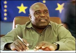 Milicien et homme politique congolais. En 1997, il renverse le régime de Mobutu et se proclame président de la République démocratique du Congo. Le 2 novembre 2013, Laurent-Désiré Kabila avait-il déjà passé l'arme à gauche ?
