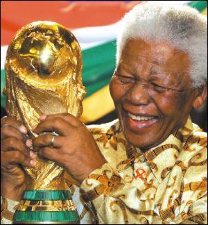 Avocat de formation. Prix Nobel de la paix en 1993 pour son combat pacifiste contre l'apartheid. Premier président de la République d'Afrique du Sud. Le 2 novembre 2013, Nelson Mandela avait-il déjà tiré sa révérence ?