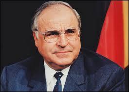 6e chancelier fédéral allemand, de 1982 à 1998. Artisan de la réunification de son pays. Le 2 novembre 2013, Helmut Kohl était-il déjà parti les pieds devant ?