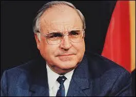 6e chancelier fdral allemand, de 1982  1998. Artisan de la runification de son pays. Le 2 novembre 2013, Helmut Kohl tait-il dj parti les pieds devant ?