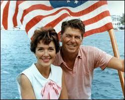 Epouse du 40e président des Etats-Unis. Première dame de 1981 à 1989. Le 2 novembre 2013, Nancy Reagan avait-elle déjà dépoté son géranium ?