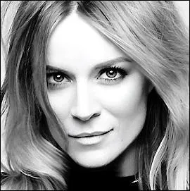 Sous quel nom de spectacle se produit-elle  Vegas ?