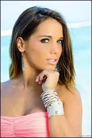 Elle a vcu une histoire d'amour avec Julien au tout dbut de l'aventure. Aprs avoir vu les photos du calendrier, elle est surnomme  Don Cornetto  par Julien et Ju.