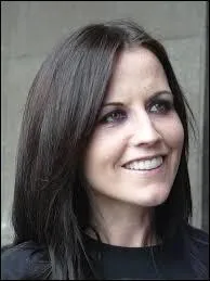 De quels instruments Dolores O'Riordan joue-t-elle en plus de chanter ?