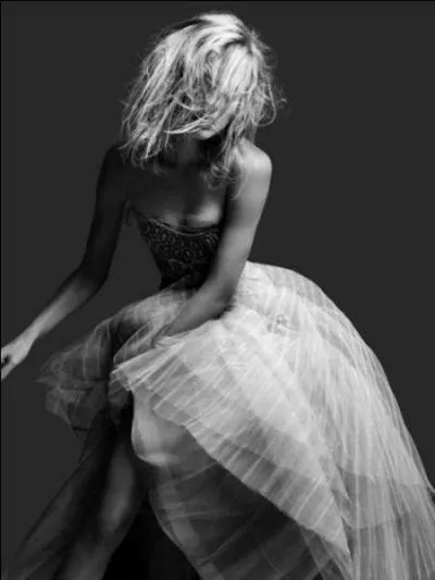 Chanson de Jean Ferrat, poème d'Aragon, dont il reste l'inoubliable citation "la femme est l'avenir de l'homme ... De quel poème d'Aragon est-elle inspirée ?