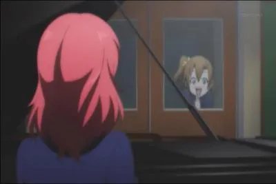 Qui Honoka voit-elle dans la salle de musique ?