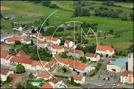 Nous survolons le village lorrain de Francaltroff. Nous sommes dans le ciel du dpartement ...