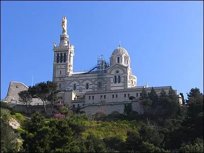 Quelle ville est surplombe par  Notre dame de la Garde  ?
