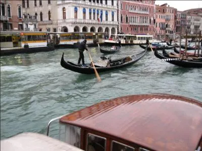 De qui est ce pome intitul  Venise , qui commence comme ceci :  Dans Venise la rouge Pas un bateau ne bouge Pas un pcheur sur l'eau Pas un falot  ?