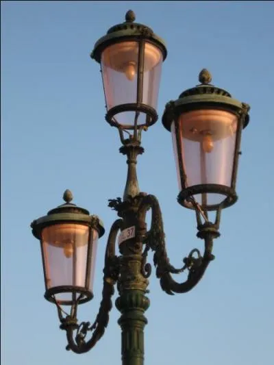 Quel clbre docteur en droit, violoniste, crivain, occultiste et surtout sducteur, est n  Venise au XVIIIme sicle ?