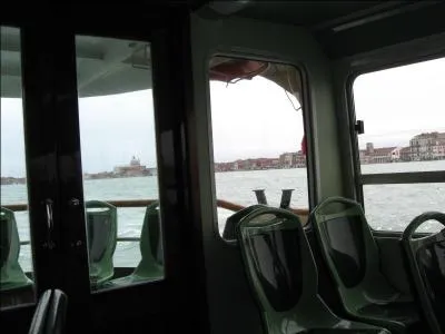 Comment se dplacent le plus souvent les vnitiens pour des trajets assez longs d'un quartier  l'autre ?