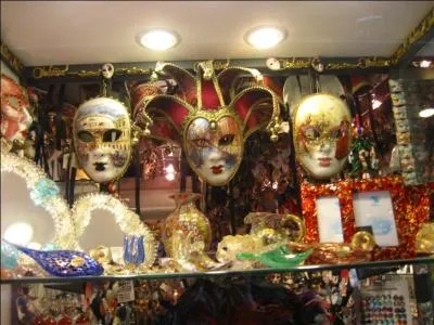 Quel vnement populaire et trs ancien de Venise est clbre dans le monde entier ?