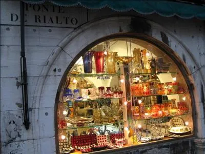 Quelle est la spcialit de Murano, une le au nord de la cit ?