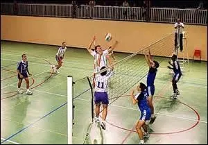 Sport - Au volley, comment sait-on quelle quipe doit servir ?