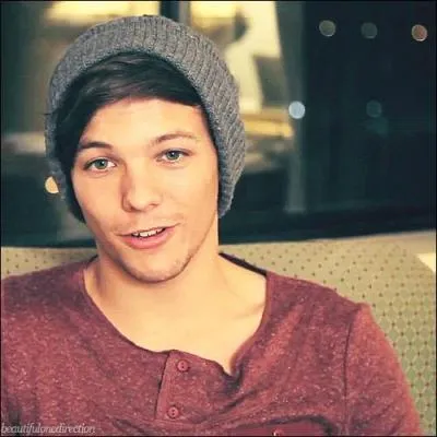 Louis a l'habitude de laisser la porte ouverte quand :