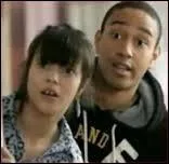 Qui est ce jeune homme, positionn derrire la fille ?