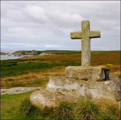 Sur quelle le bretonne pratiquait-on autrefois  la proella , un rituel particulier remplaant la spulture des marins disparus en mer ?