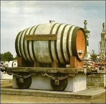 Le cimetire de Rochechouart en Haute-Vienne recle une spulture unique. Quelle profession exerait l'auteur et l'hte de cette tombe ?