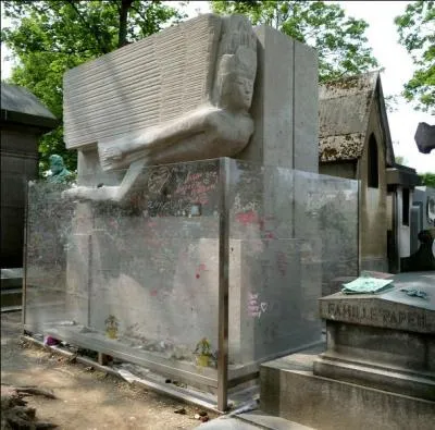Inhum  Paris au Pre-Lachaise, la tombe de cet crivain est protge de vitres plastiques pour empcher que ses admirateurs y dposent un traditionnel baiser ?