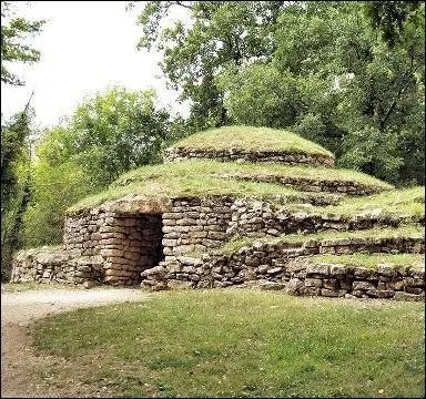 Eminence artificielle circulaire recouvrant une spulture, le tumulus de Bougon datant de 4700 avant J-C est la plus ancienne ncropole d'Europe. Dans quel dpartement peut-elle tre visite ?