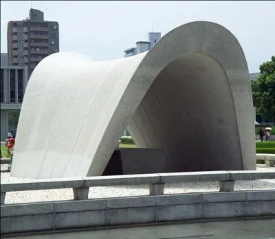Un cnotaphe est un monument lev  la mmoire d'une personne ou d'un groupe de personnes et qui ne contient pas de corps. Dans quelle ville est rig celui de cette photo ?