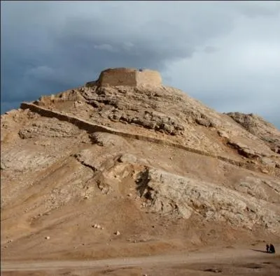 Dans quelle religion utilisait-on ces  Tours du silence  ou  dakma  pour les rites funraires ?