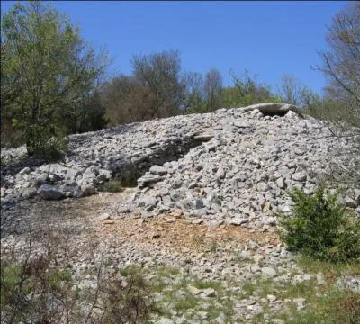 Amas artificiel de pierres servant a marquer un site funraire ou a clbrer les morts, ce terme est souvent utilis en rfrence  l'cosse...