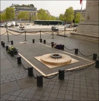 Reposant sous l'Arc de Triomphe depuis 1920, qui a dtermin le choix dfinitif du corps du soldat inconnu de la guerre 14-18 ?