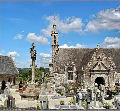 En Basse-Bretagne, comment appelait-on ces constructions religieuses du XVI et XVIIe, comprenant au moins cinq lments comme le cimetire ou l'ossuaire ?