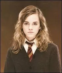 Que fait Hermione Granger lorsqu'elle voit Harry Potter  l'Ordre du phnix ?